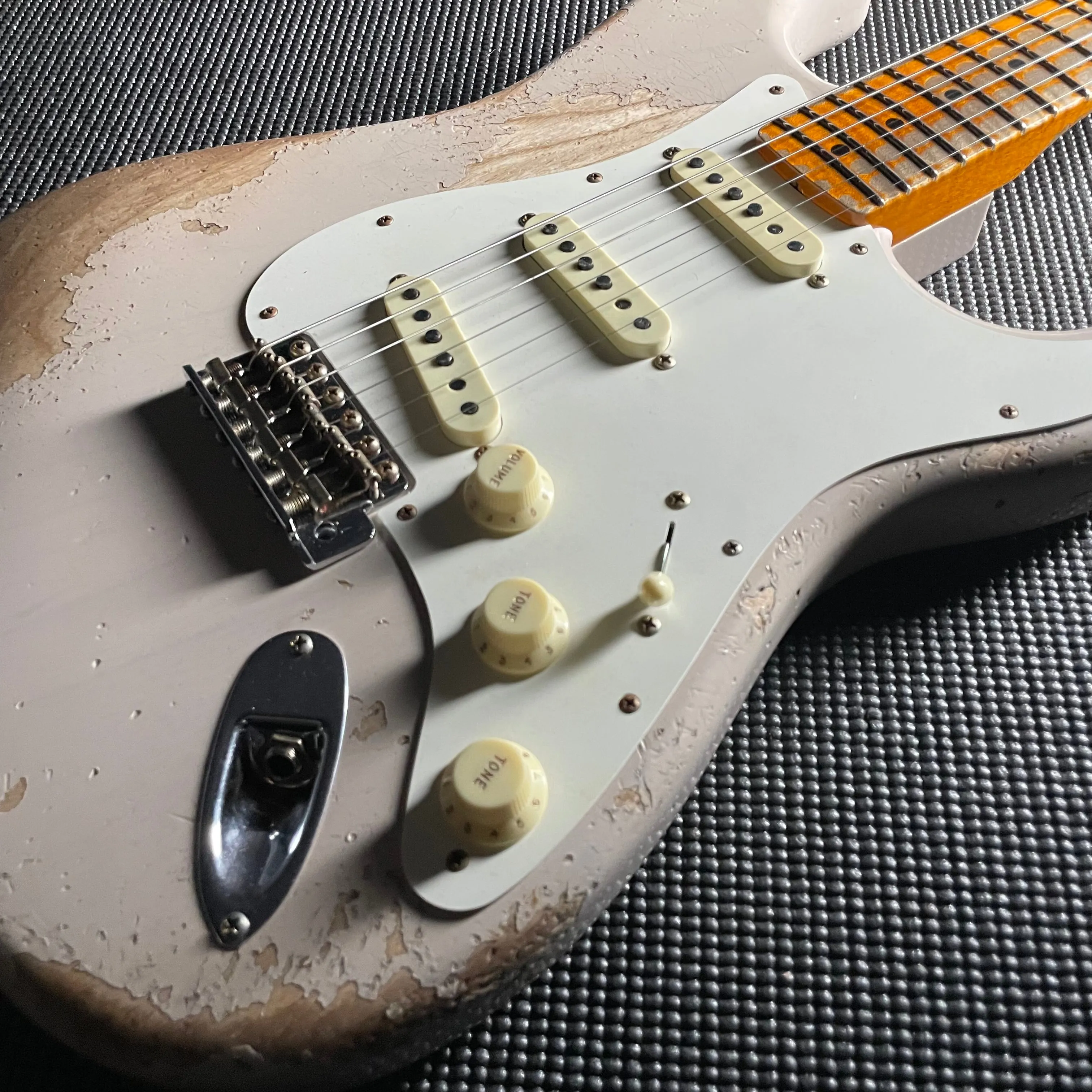 Fender Custom Shop LTD Red Hot Stratocaster, Super Heavy Relic- Aged Dirty White Blonde (7lbs 7oz)