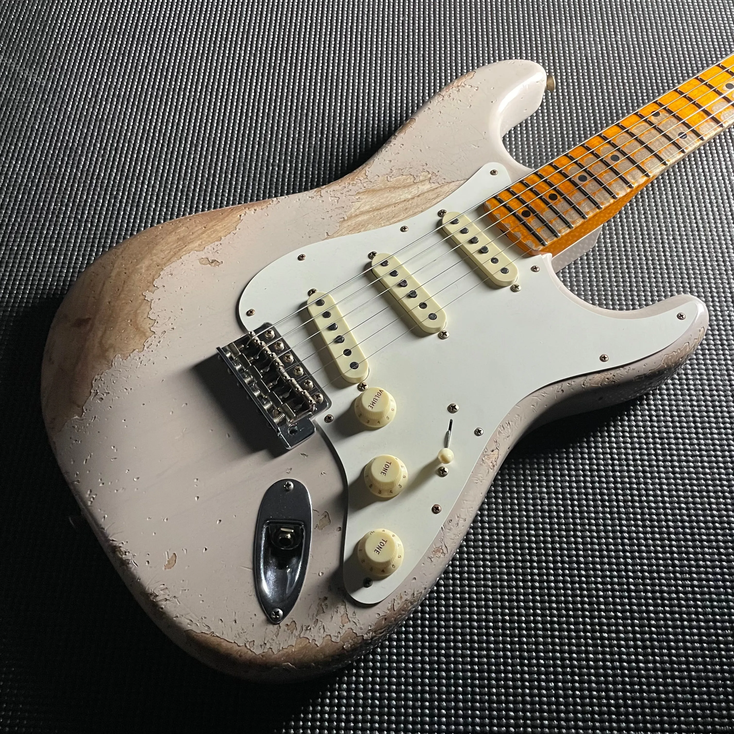 Fender Custom Shop LTD Red Hot Stratocaster, Super Heavy Relic- Aged Dirty White Blonde (7lbs 7oz)