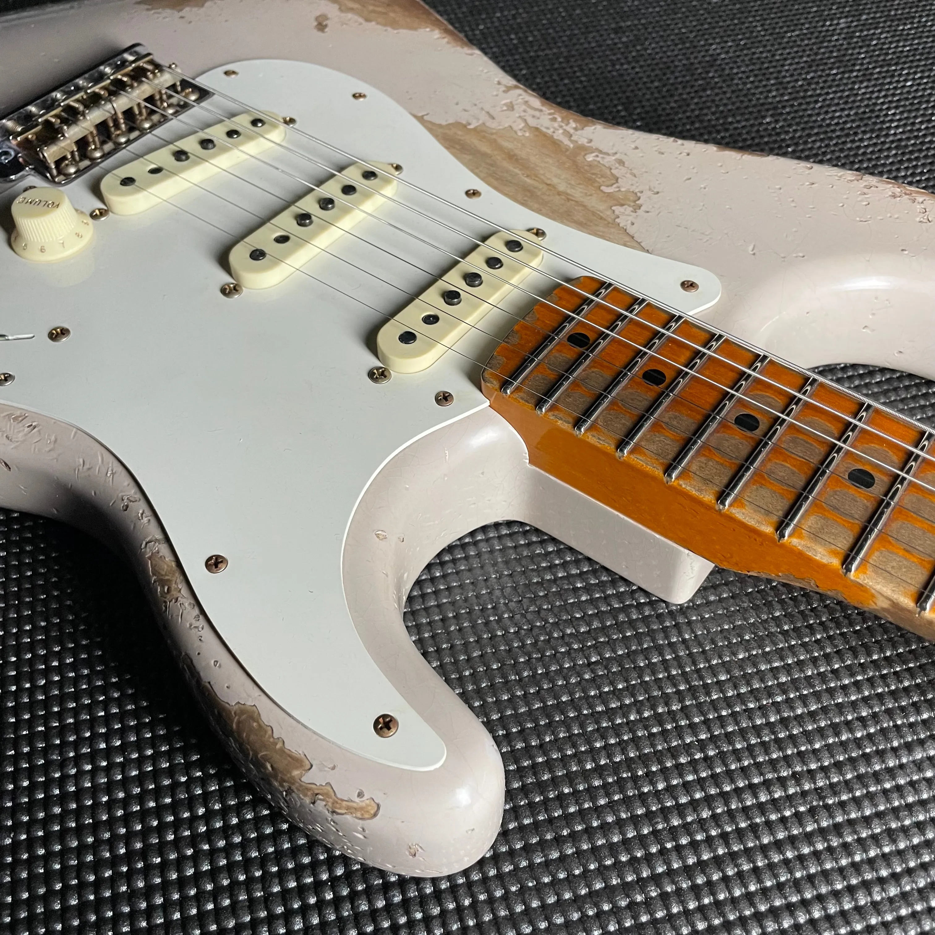 Fender Custom Shop LTD Red Hot Stratocaster, Super Heavy Relic- Aged Dirty White Blonde (7lbs 7oz)